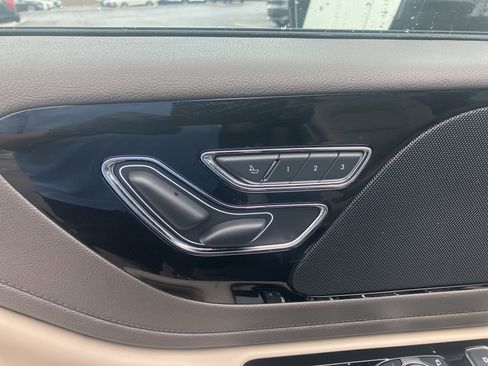 Used 2024 Lincoln Aviator AWD w/ Premium Package image 19