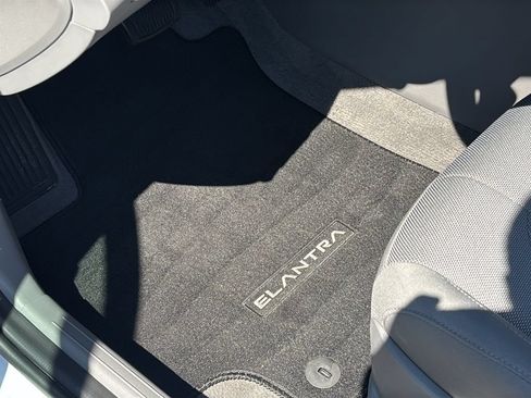 Certified 2025 Hyundai Elantra SE FWD image 17