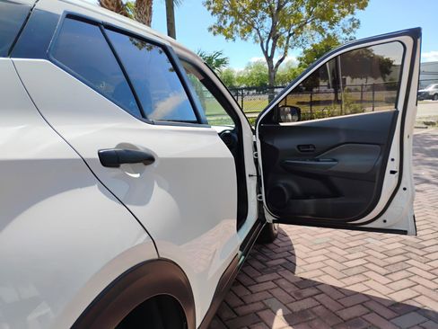 Used 2020 Nissan Kicks S image 32