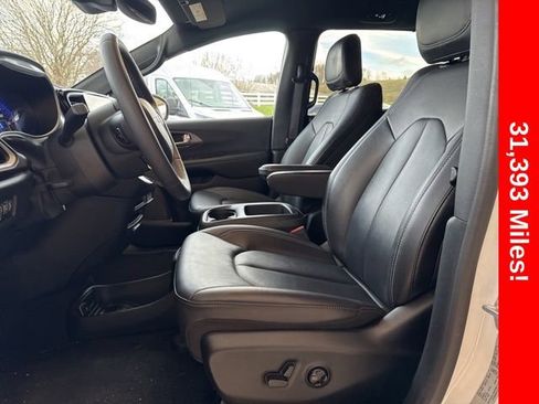 Used 2025 Chrysler Pacifica Select FWD image 4