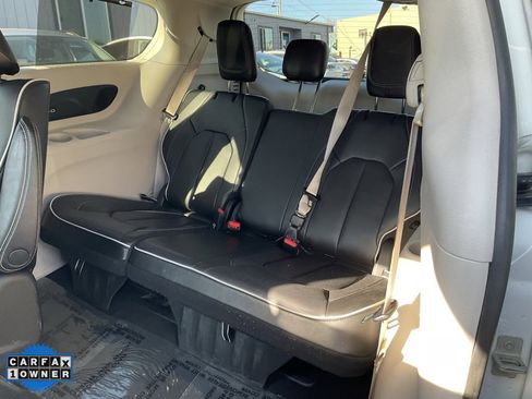 Used 2022 Chrysler Pacifica Limited w/ Uconnect Theater Family Group image 32