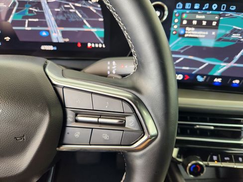 Certified 2025 Chevrolet Traverse LT FWD image 28