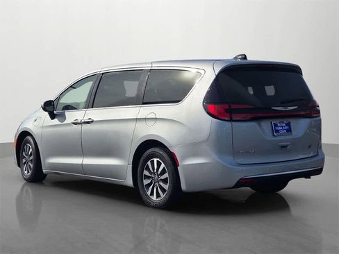 Used 2023 Chrysler Pacifica Touring-L image 4