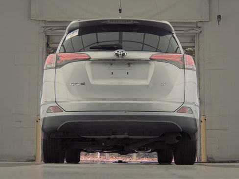 Used 2017 Toyota RAV4 LE FWD image 6