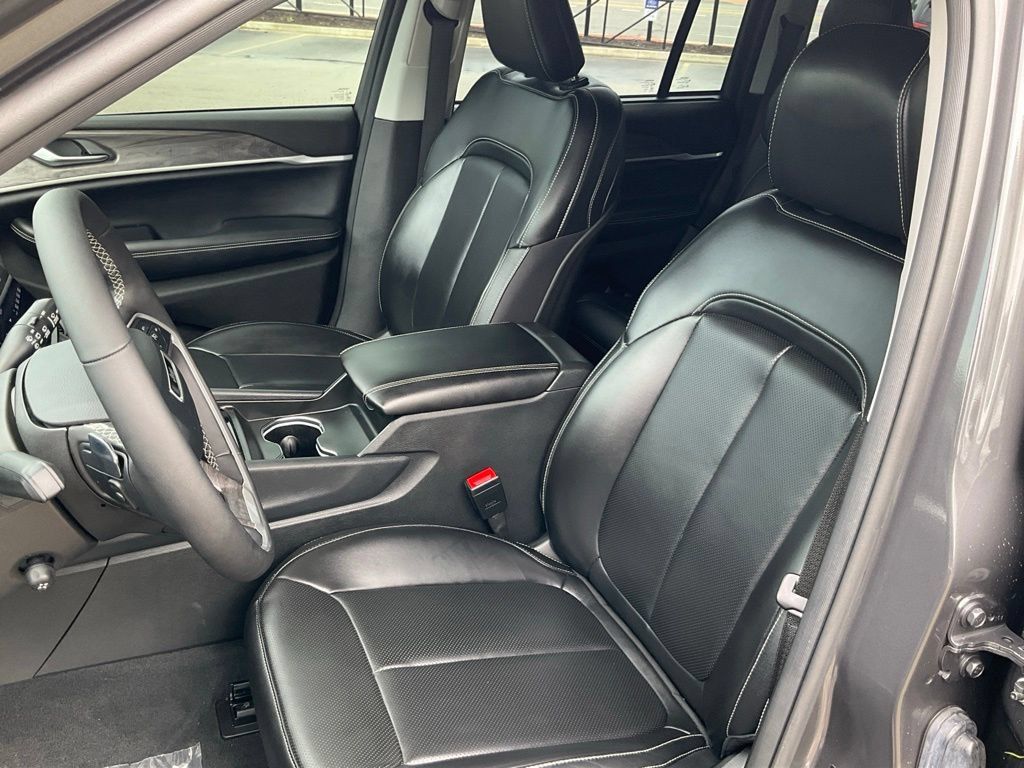 Used 2023 Jeep Grand Cherokee Limited w/ Luxury Tech Group II AWD/4WD image 10