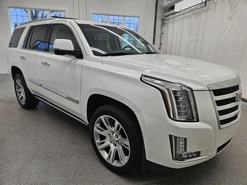Used 2018 Cadillac Escalade Premium Luxury image 3