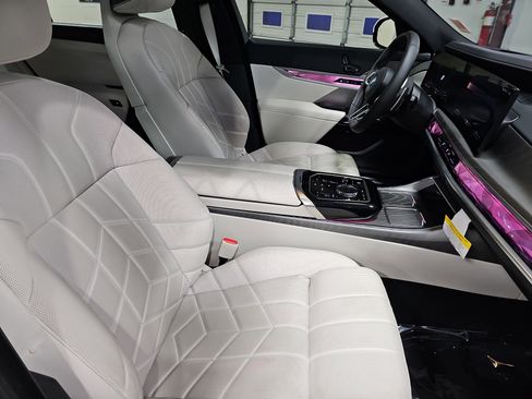 Certified 2025 BMW 750e xDrive image 11