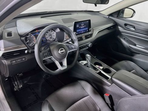 Used 2025 Nissan Altima 2.5 SV FWD image 9