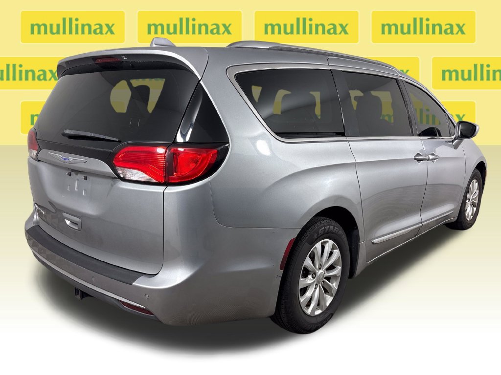 Used 2019 Chrysler Pacifica Touring-L FWD image 4
