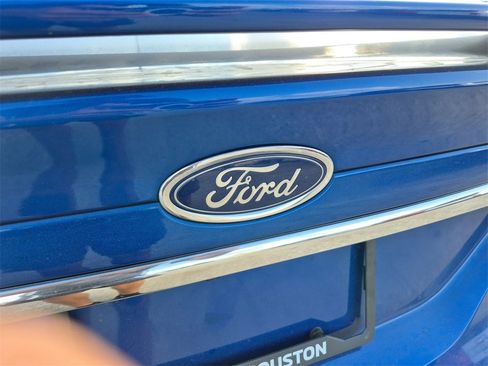 Used 2017 Ford Fusion SE w/ Equipment Group 201A image 12