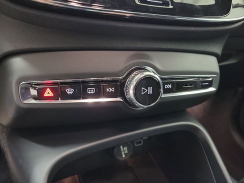 Certified 2025 Volvo XC40 B5 Plus image 30