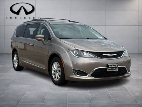 Used 2017 Chrysler Pacifica Touring-L FWD image 3