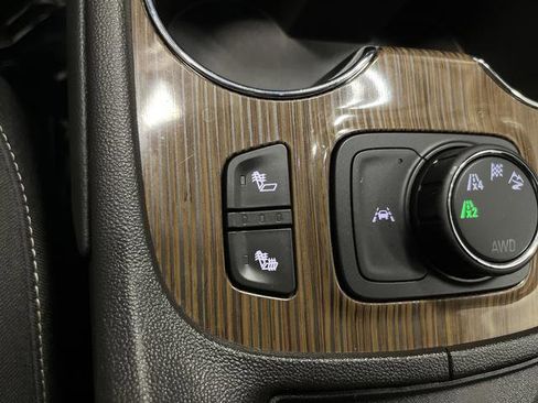 Used 2023 GMC Acadia SLE w/ Infotainment Package image 7