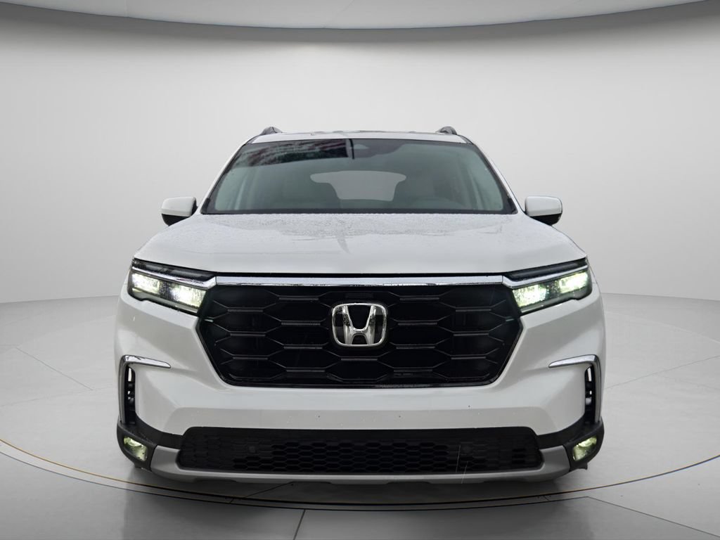 Certified 2025 Honda Pilot Touring image 4