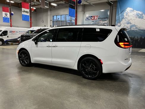 New 2026 Chrysler Pacifica Limited w/ S Appearance Package image 4