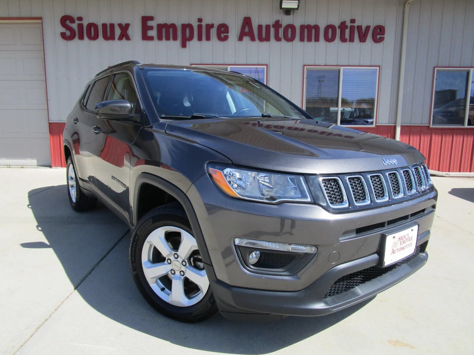 Used 2018 Jeep Compass Latitude AWD/4WD image 1