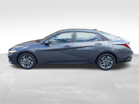 Used 2024 Hyundai Elantra SEL image 2