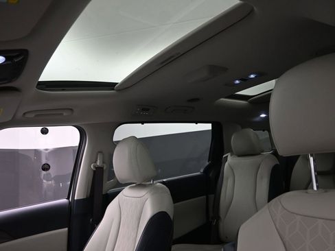 Used 2025 Kia Carnival SX w/ SX Dark Edition Package image 21