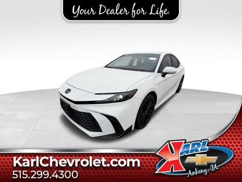 Used 2025 Toyota Camry SE image 1