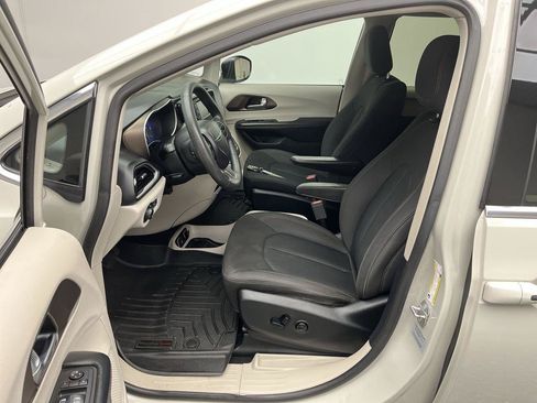 Used 2017 Chrysler Pacifica Touring FWD image 3