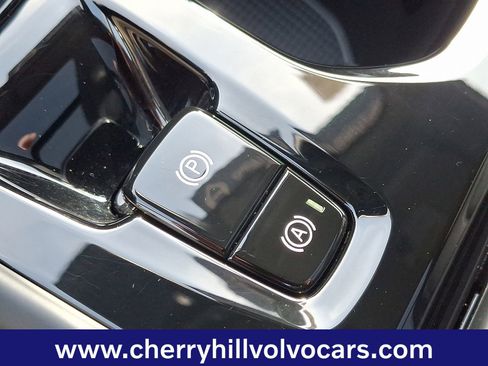 Certified 2025 Volvo XC40 B5 Plus image 25