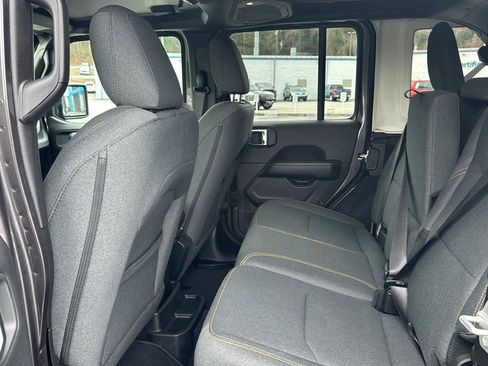 Used 2025 Jeep Wrangler Sahara image 9