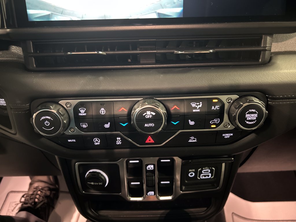 Used 2026 Jeep Wrangler Unlimited Sahara AWD/4WD image 19