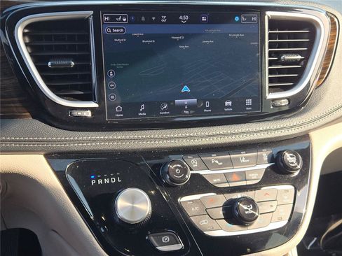 Certified 2023 Chrysler Pacifica Limited FWD image 29