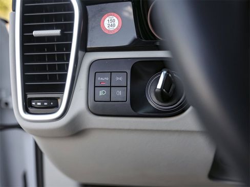 Certified 2023 Porsche Cayenne Platinum Edition image 21