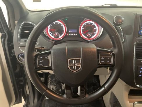 Used 2019 Dodge Grand Caravan SXT image 12