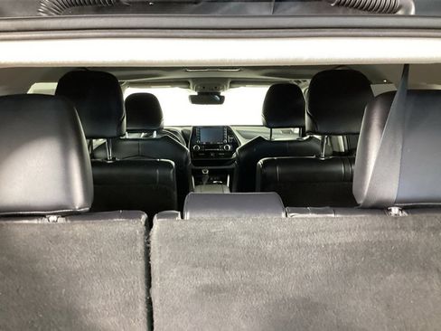 Used 2022 Toyota Highlander XLE AWD/4WD image 14