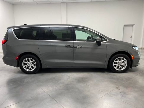 Used 2023 Chrysler Pacifica Touring-L FWD image 10