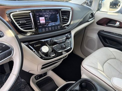Used 2020 Chrysler Pacifica Limited image 26