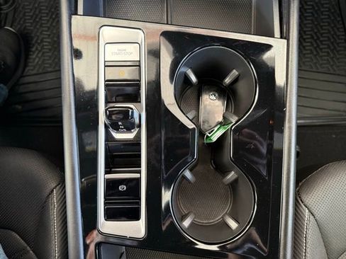 Used 2024 Volkswagen Atlas Cross Sport SE FWD image 19