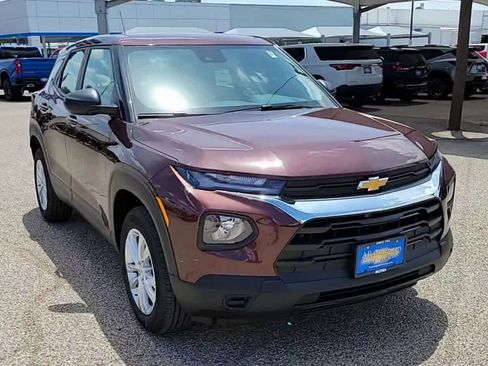 Used 2023 Chevrolet TrailBlazer LS AWD/4WD image 2