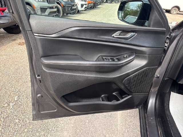 Used 2025 Jeep Grand Cherokee Altitude AWD/4WD image 7