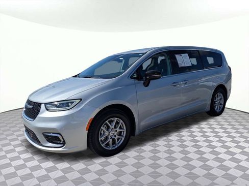 Used 2024 Chrysler Pacifica Touring-L FWD image 7
