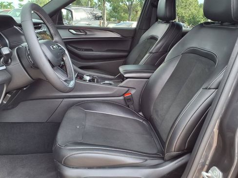 Used 2025 Jeep Grand Cherokee L Altitude RWD image 27