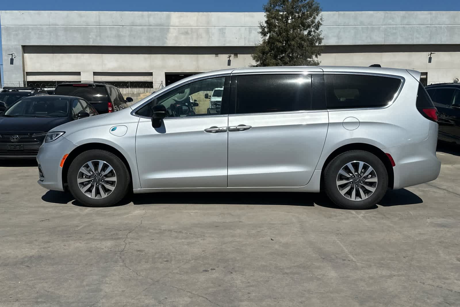 Used 2024 Chrysler Pacifica Limited FWD image 6