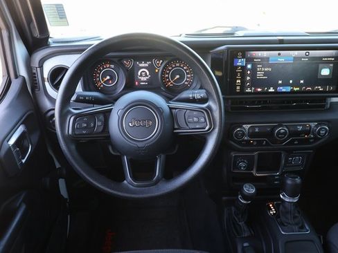 Used 2024 Jeep Gladiator Sport image 17