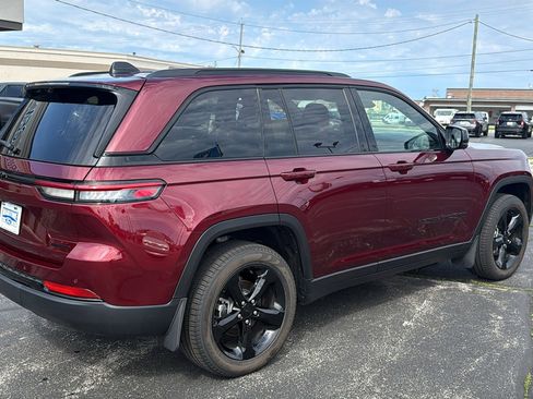 Used 2025 Jeep Grand Cherokee Limited w/ Luxury Tech Group II AWD/4WD image 8