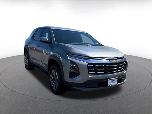 Used 2025 Chevrolet Equinox LT FWD image 3