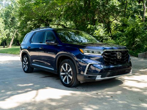 Used 2024 Honda Pilot Touring image 2
