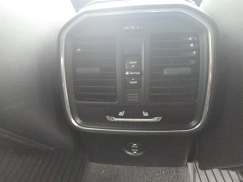 Used 2024 Porsche Macan image 15