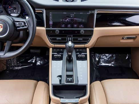 Certified 2023 Porsche Macan AWD/4WD image 46