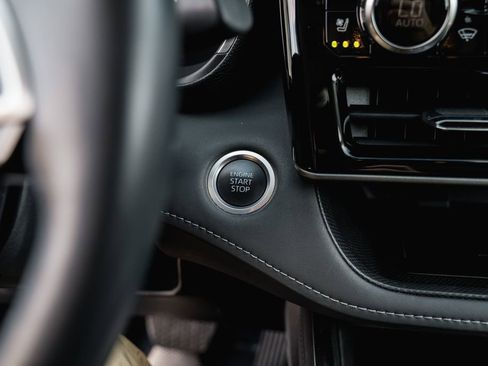 Used 2024 Toyota Highlander Limited image 18