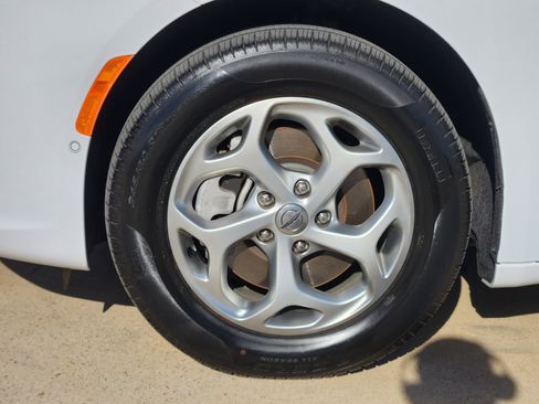 Used 2024 Chrysler Pacifica Limited w/ Trailer Tow Group image 10