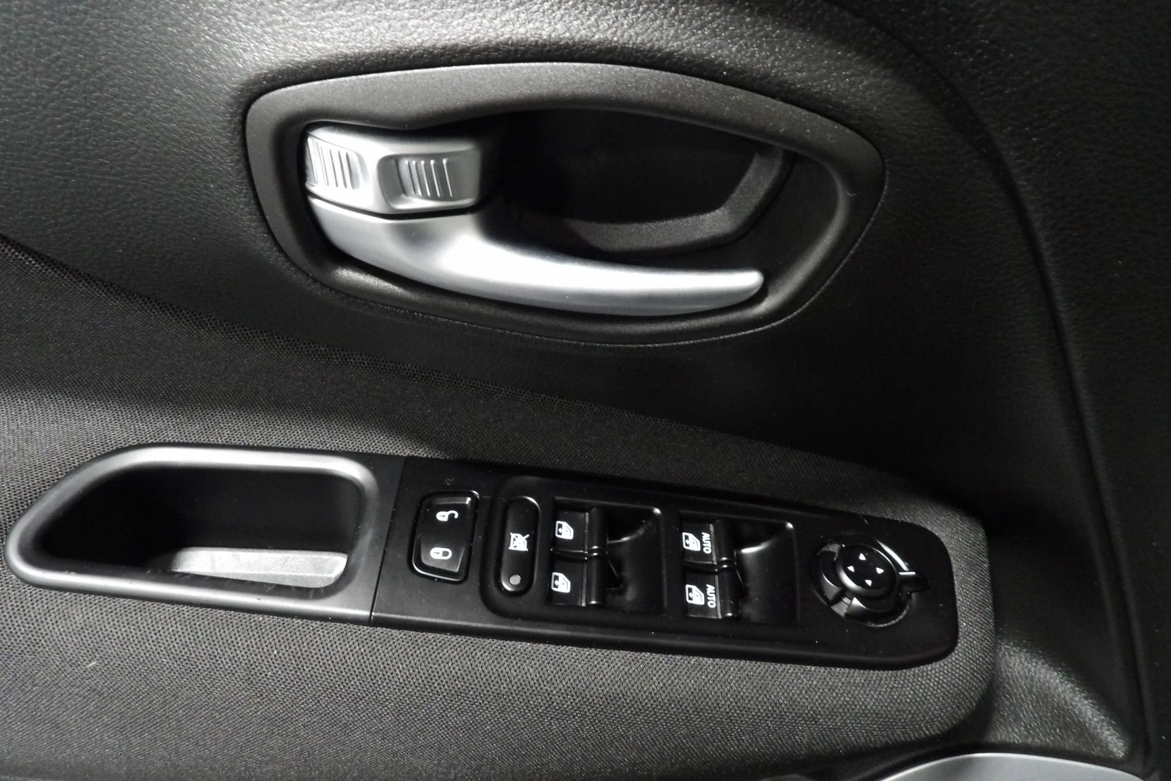 Used 2021 Jeep Renegade Latitude FWD image 8