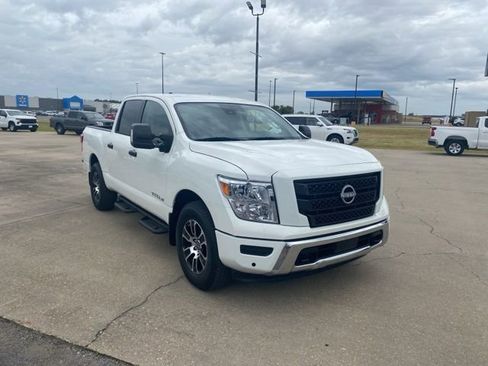 Used 2024 Nissan Titan SV w/ SV Convenience Package AWD/4WD image 8