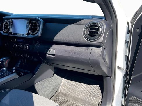 Used 2021 Toyota Tacoma TRD Sport w/ Technology Package image 18